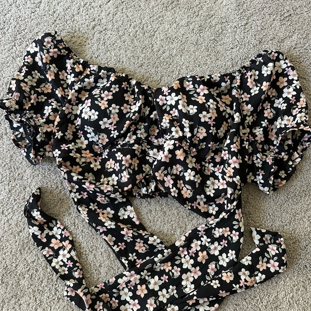 SIZE XL Almost Famous Women's Floral Crop Top